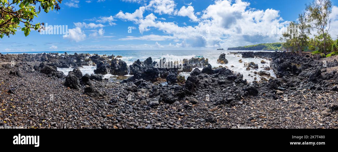 Una vista sulla costa dalla Penisola di Keanae, lungo la famosa strada di Maui per Hana. Nel 1946, la penisola di Keanae fu quasi completamente distrutta da uno tsuna Foto Stock