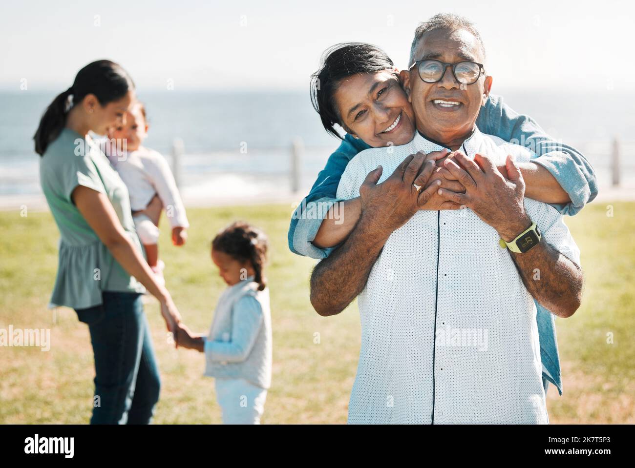 Famiglia, amore e ritratto dei nonni in parco per l'estate, la salute e la pensione insieme. Felice, stile di vita e legame con i bambini e gli anziani Foto Stock