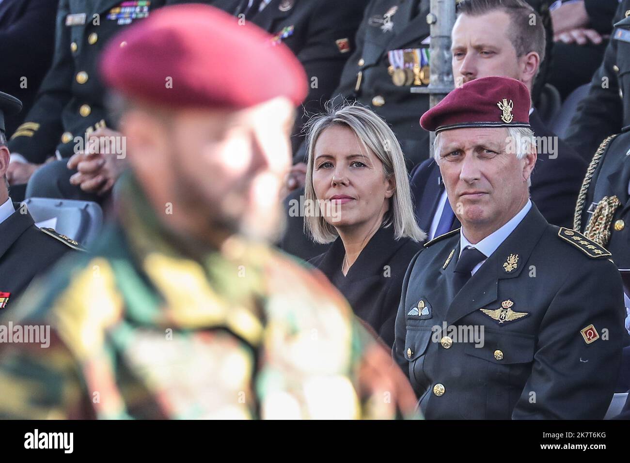 Il ministro della Difesa Ludivine Dedonder e il re Philippe - Filip del Belgio hanno partecipato alla cerimonia per celebrare il 75th° anniversario del Comando Training Center e del Para Training Center e il 70th° anniversario del Reggimento Para-Commando della difesa belga nelle Marche-Les-Dames, martedì 18 ottobre 2022. FOTO DI BELGA BRUNO FAHY Foto Stock