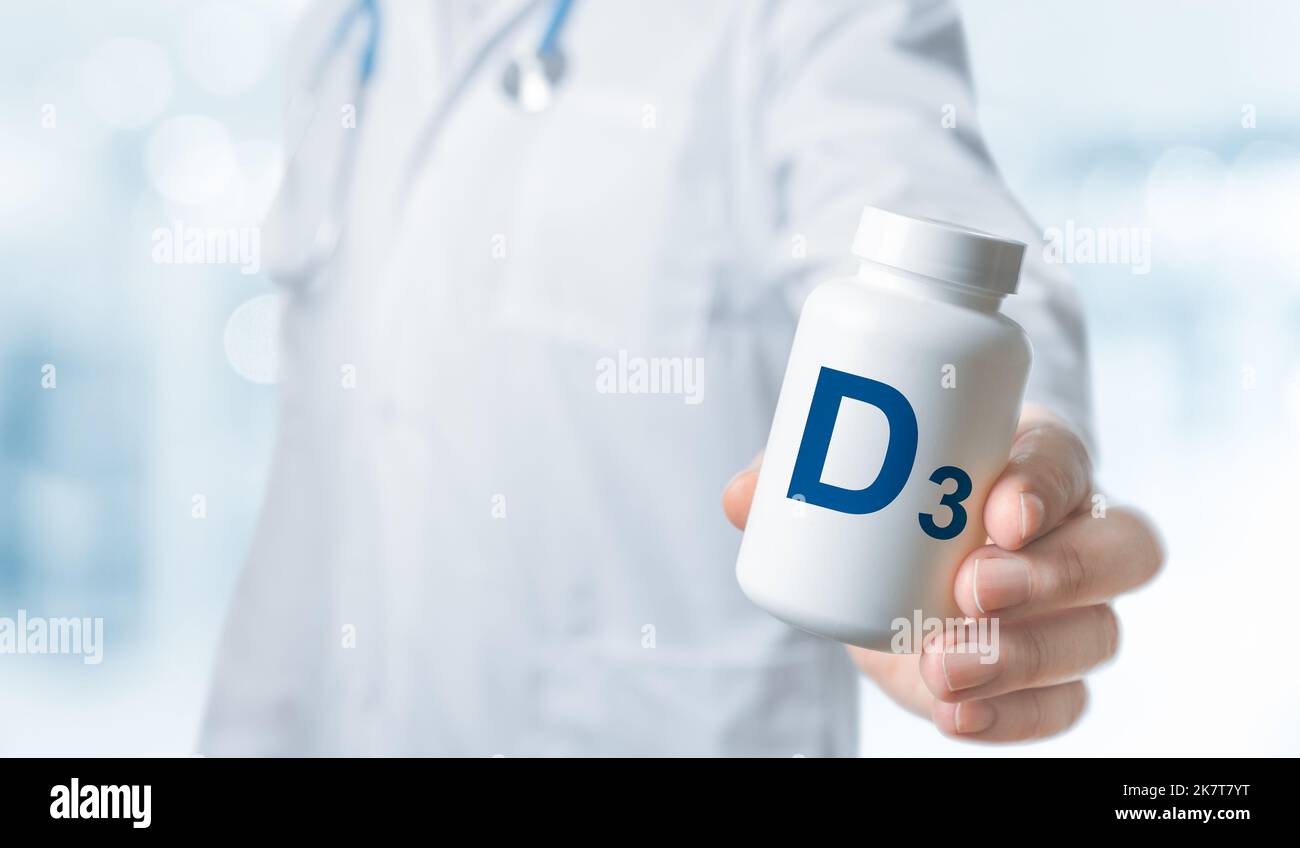 Il medico raccomanda di prendere il supplemento D. vitamine essenziali e minerali per gli esseri umani. Il medico dà la vitamina D3. D alfabeto bottiglie con vitamine e dieta Foto Stock