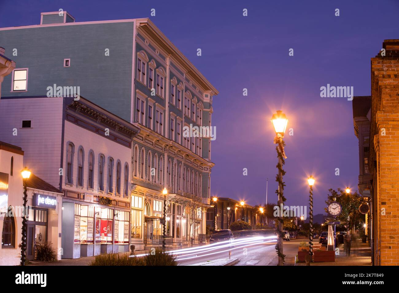 Eureka, California, USA - 21 novembre 2021: Il traffico notturno fluisce attraverso il cuore del centro di Eureka. Foto Stock