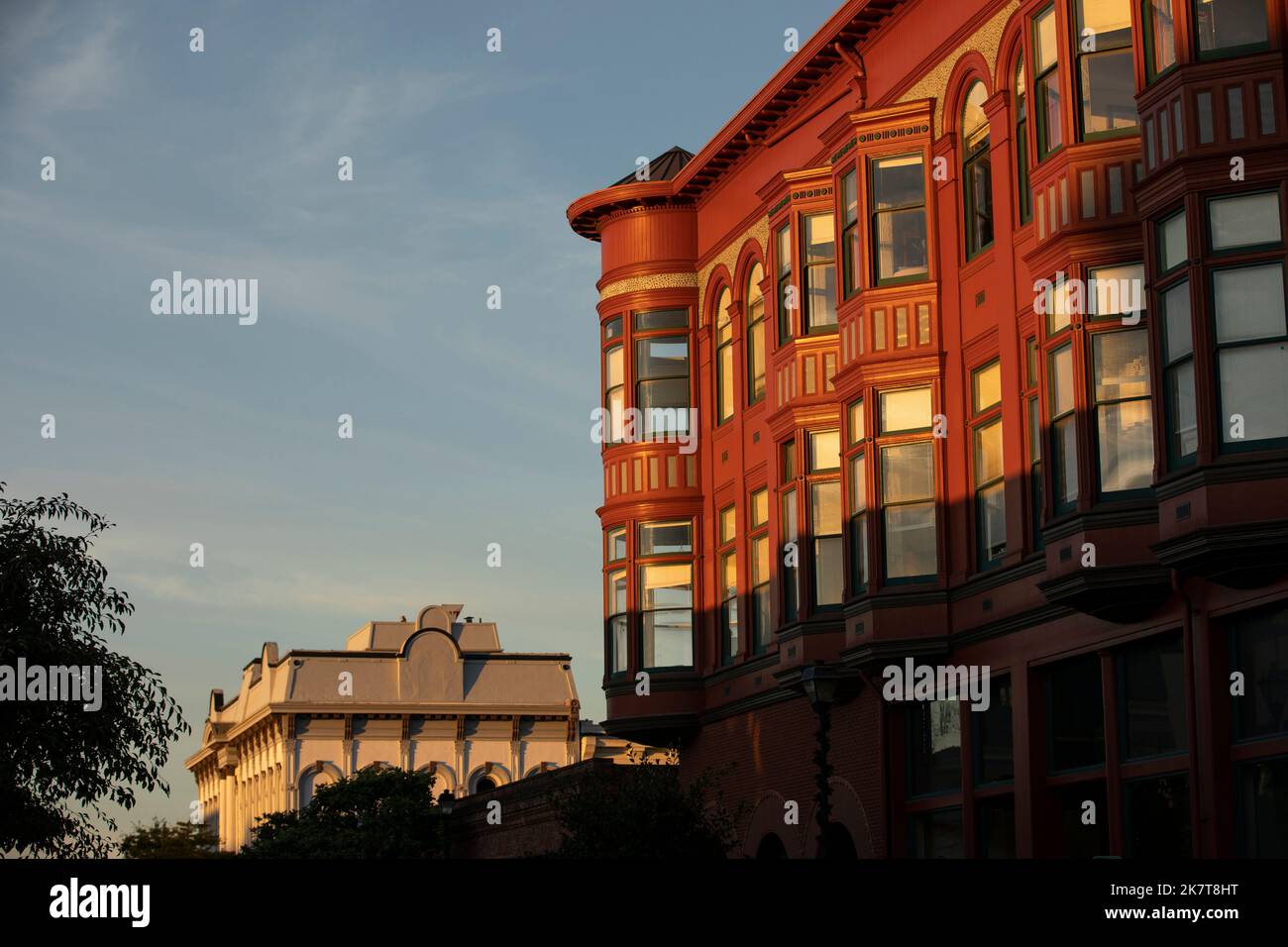 Vista dello skyline al tramonto dell'architettura storica nel centro di Eureka, California, Stati Uniti. Foto Stock