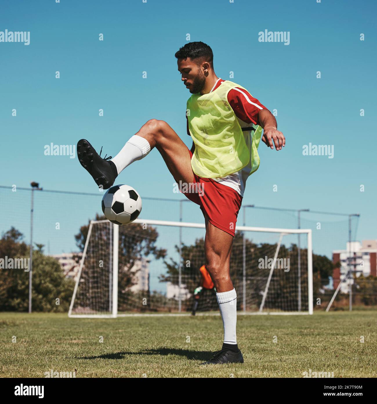 Calcio, allenamento e uomo con palla sul campo di calcio per fitness, allenamento e pratica sportiva. Il calcio, l'energia e le abilità di atleta professionista godono Foto Stock