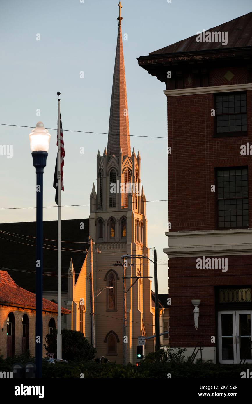 Il tramonto svanisce su una chiesa storica nel cuore del centro di Eureka, California, Stati Uniti. Foto Stock