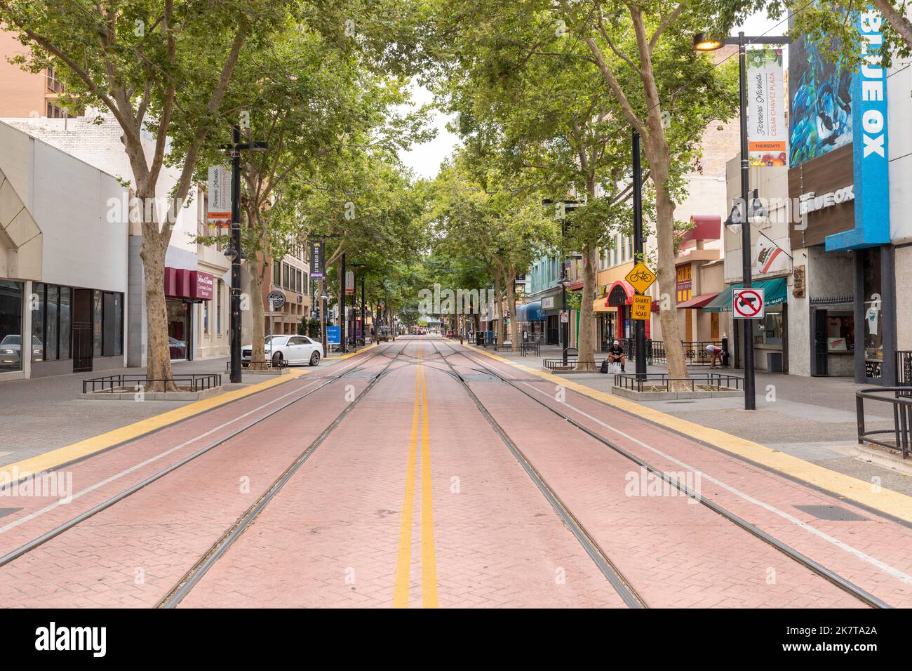 Sacramento, USA - 4 giugno 2022: Zona pedonale nel centro di Sacramento senza persone. Foto Stock