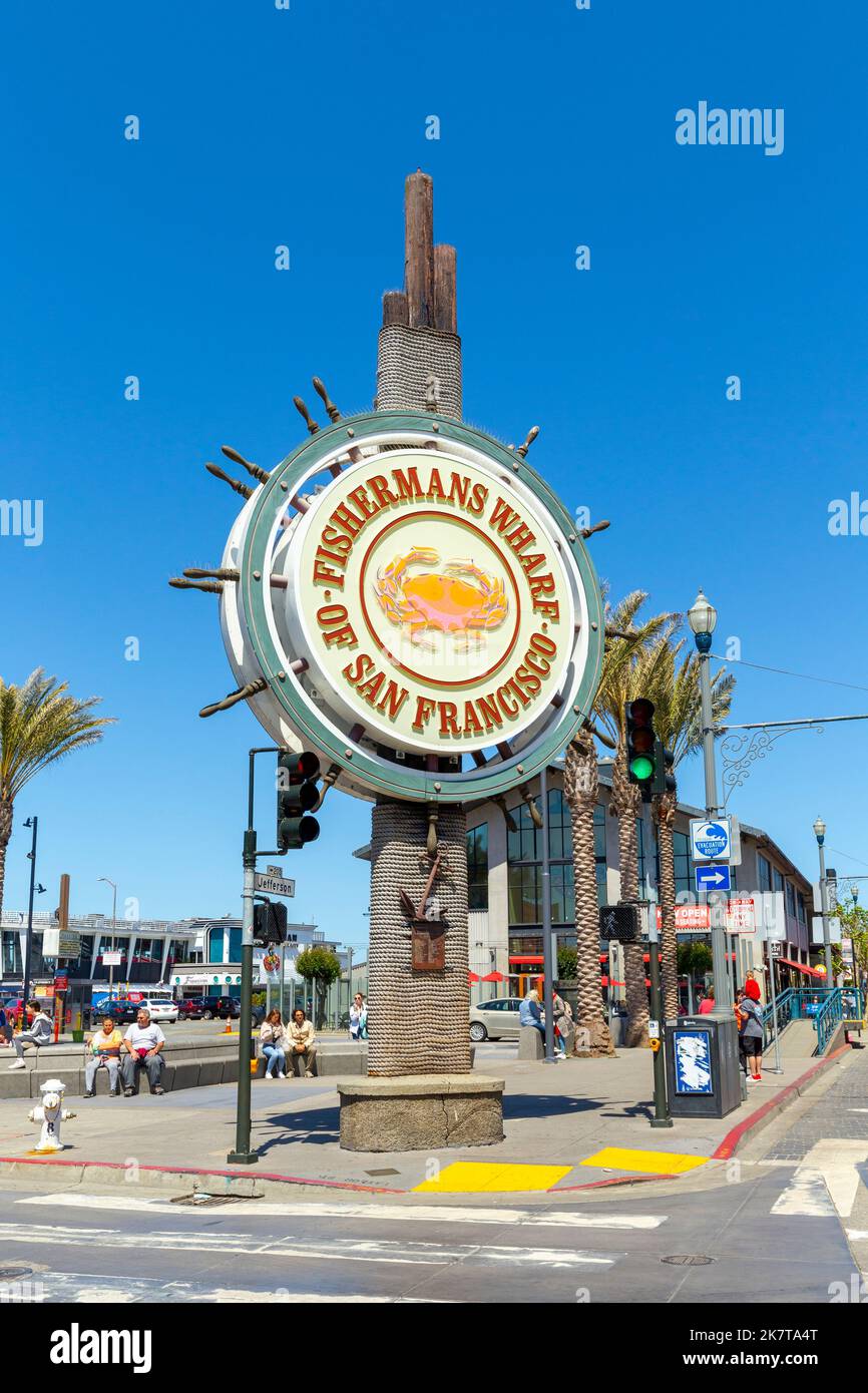 San Francisco, USA - 6 giugno 2022: Fisherman's Wharf Sign a Jefferson and Taylor. Fisherman's Wharf è una delle principali attrazioni turistiche di San Francisco. Foto Stock