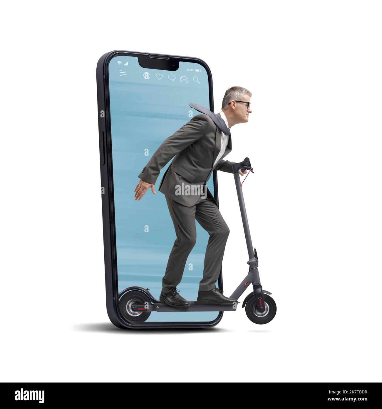 Uomo d'affari in sella a uno scooter elettrico che esce dallo schermo di uno smartphone, isolato su sfondo bianco Foto Stock