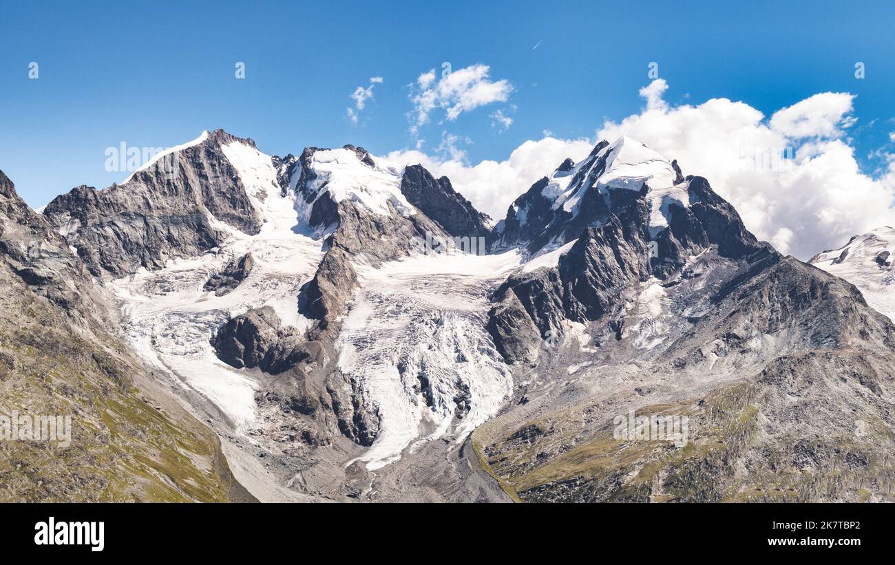 Piz Roseg e Piz Bernina nelle Alpi Svizzere della Valle Engadina Foto Stock