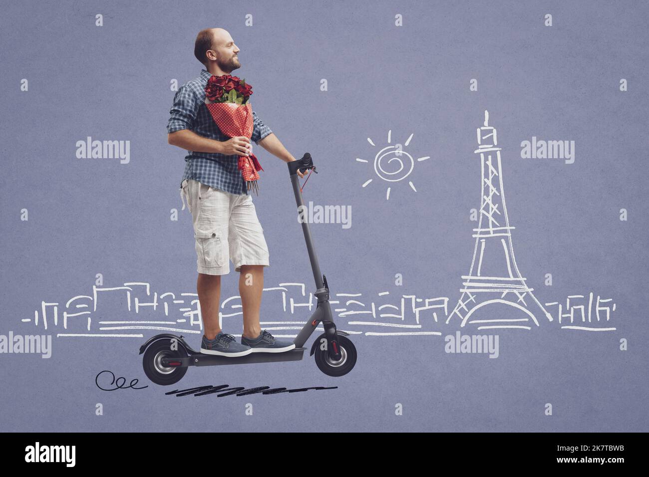 Felice uomo che sta andando su una data, sta portando i fiori per la sua ragazza e guidando uno scooter elettrico, abbozzato il paesaggio urbano di Parigi e Tour Eiffel nella b Foto Stock