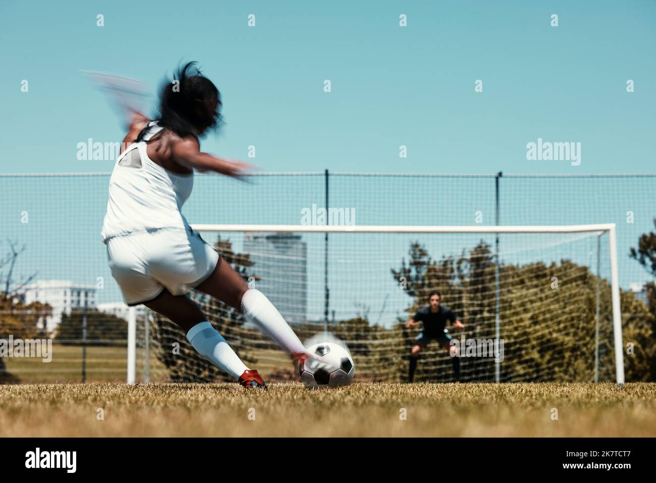 Donna, punteggio e rete per gol nel calcio, allenamento e sport sul campo per fitness, salute e esercizio. Ragazza, calcio e calcio, mira e allenamento Foto Stock