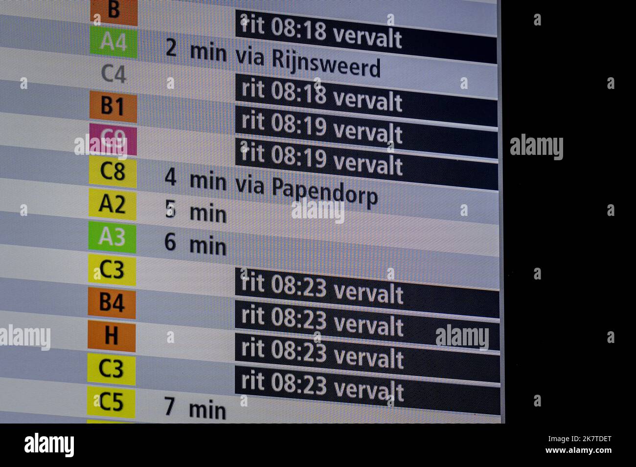 2022-10-19 08:16:14:19 UTRECHT - una scheda informativa per i viaggiatori alla stazione centrale di Utrecht durante uno sciopero da trasporto regionale per un migliore contratto collettivo di lavoro. Nonostante gli scioperi precedenti, i conducenti di autobus e i datori di lavoro non si avvicinano. ANP ROBIN VAN LONKHUIJSEN olanda fuori - belgio fuori Foto Stock