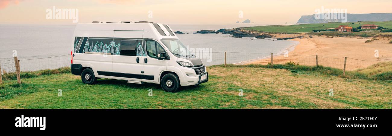 Camper parcheggiato vicino alla spiaggia in estate Foto Stock