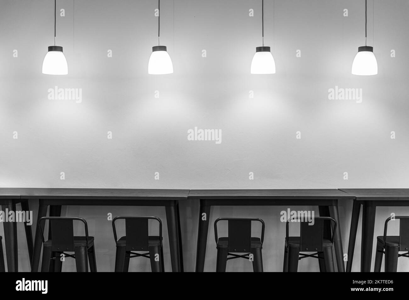 banco moderno vuoto con decorazioni interne in bianco e nero con luci a discesa Foto Stock