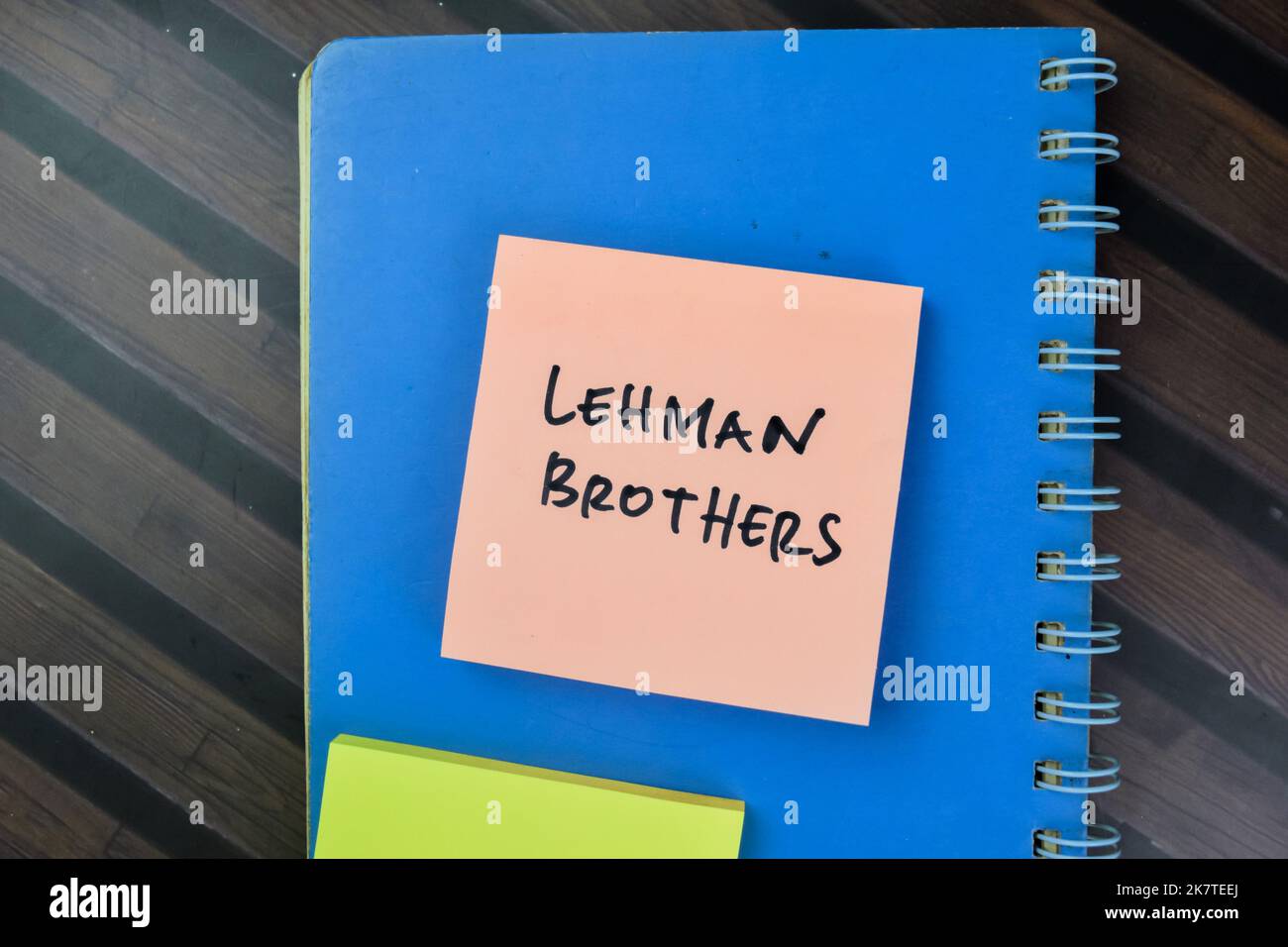 Concetto di Lehman Brothers scrivere su note appiccicose isolato su tavola di legno. Foto Stock