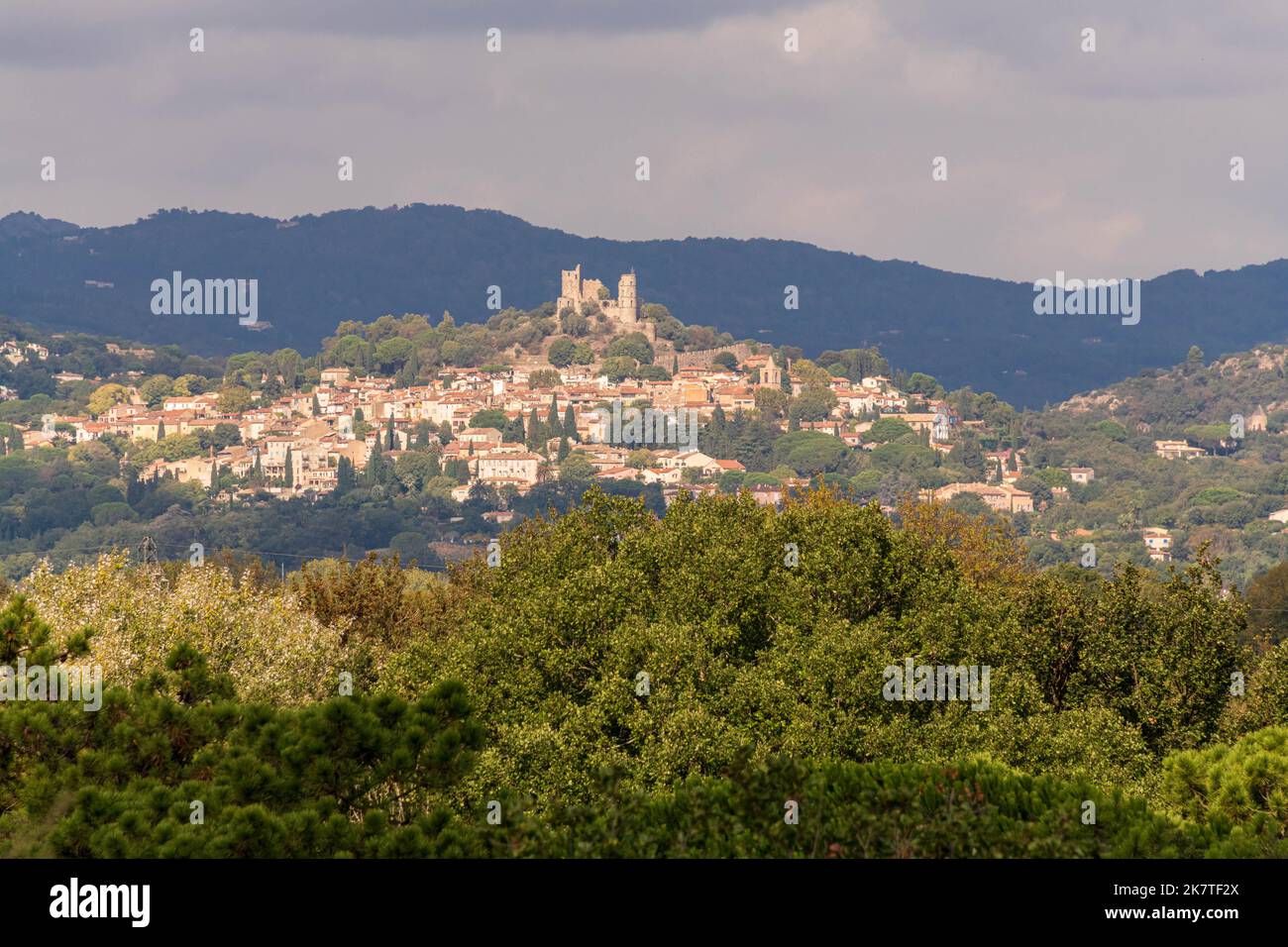 La città di Grimaud e il suo castello in rovina nel dipartimento del Var della regione Provenza-Alpi-Côte Azzurra, nel sud della Francia. Foto Stock