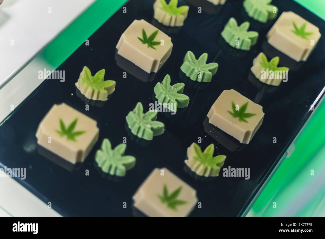 Cioccolato di cannabis sotto forma di foglie di cannabis di un piacevole colore verde. Foto di alta qualità Foto Stock