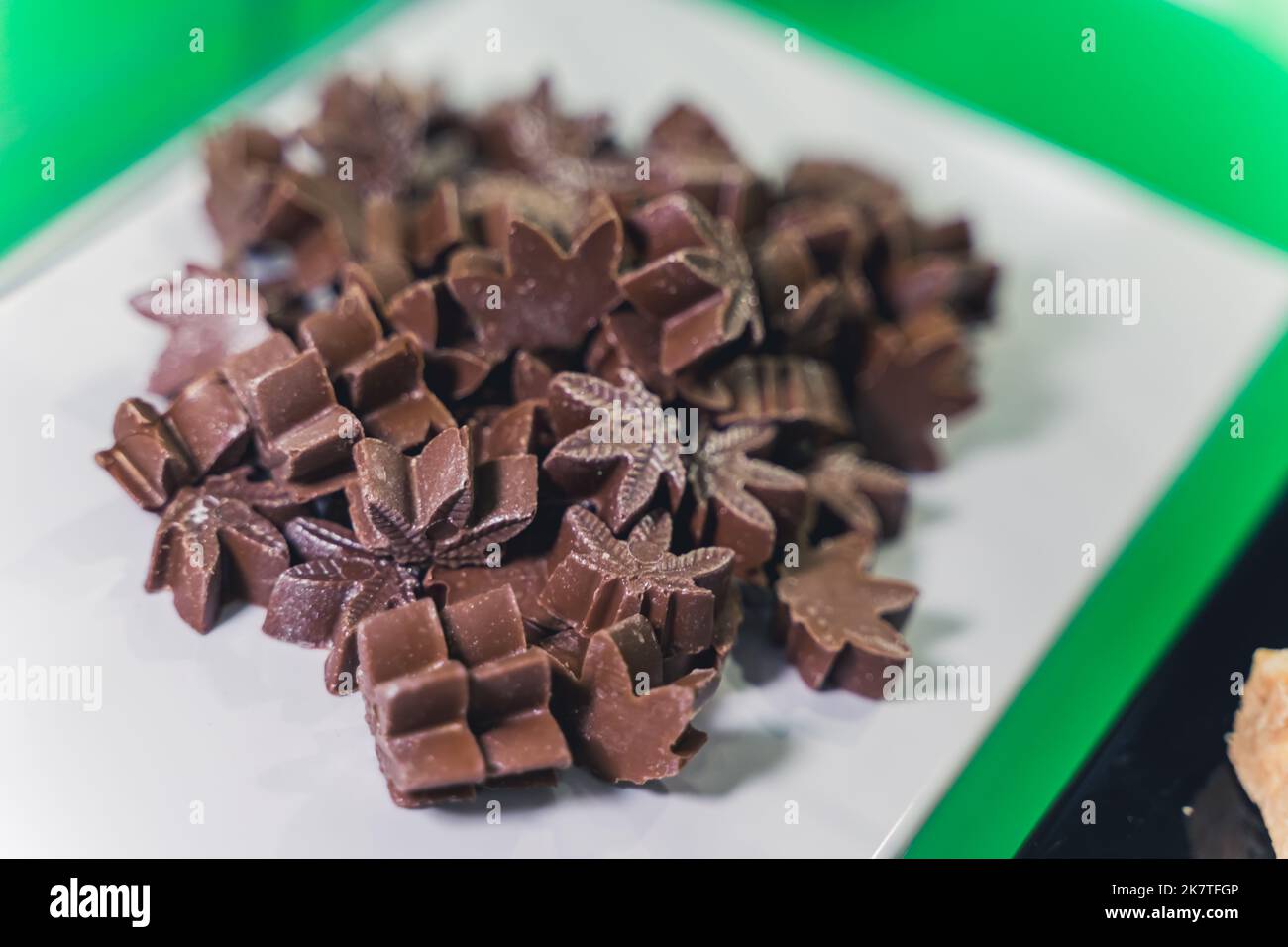 Cioccolato di cannabis in forma di foglie . Foto di alta qualità Foto Stock