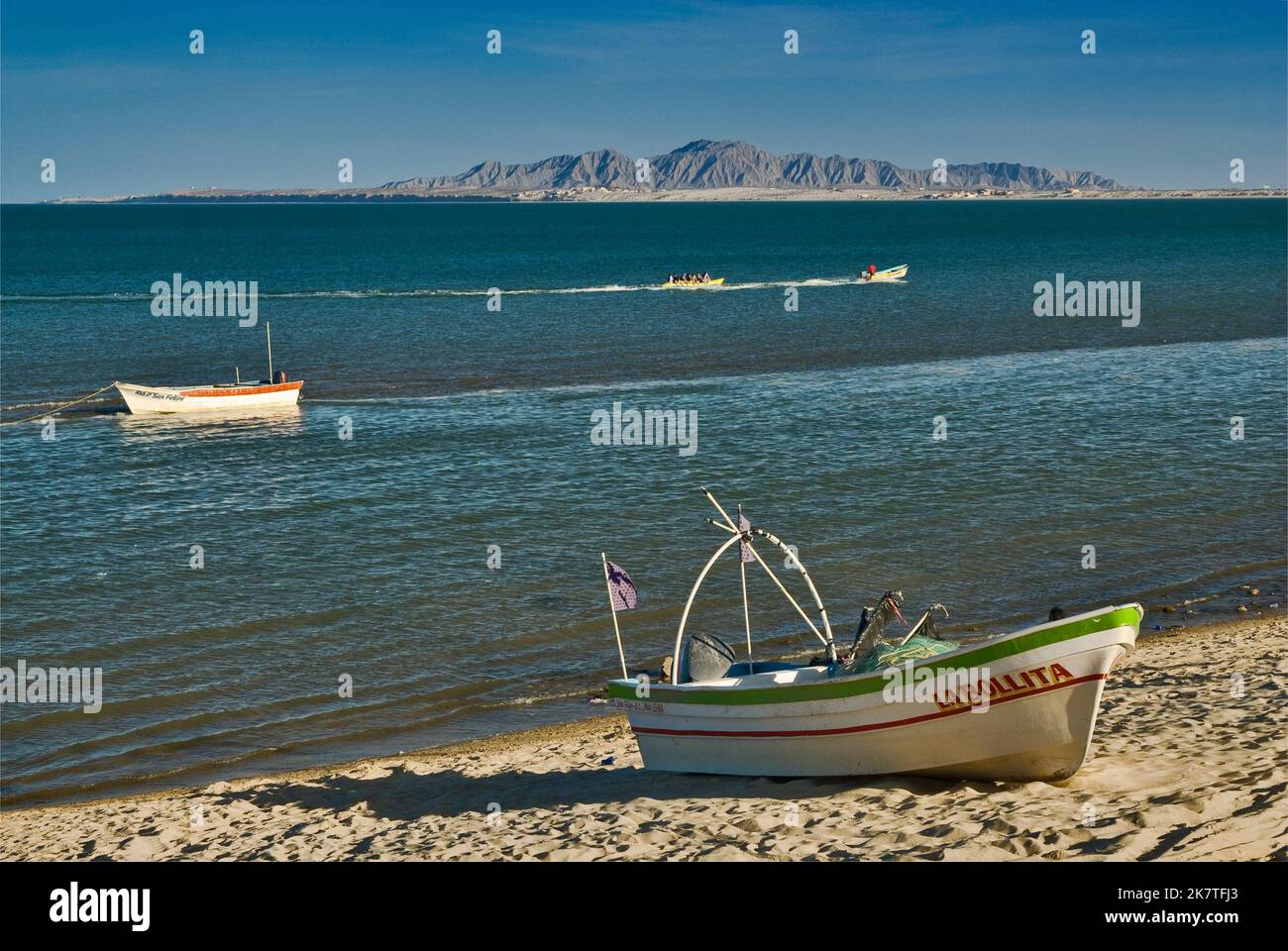 Barche sulla spiaggia a Bahia de San Felipe, a San Felipe, Baja California, Messico Foto Stock