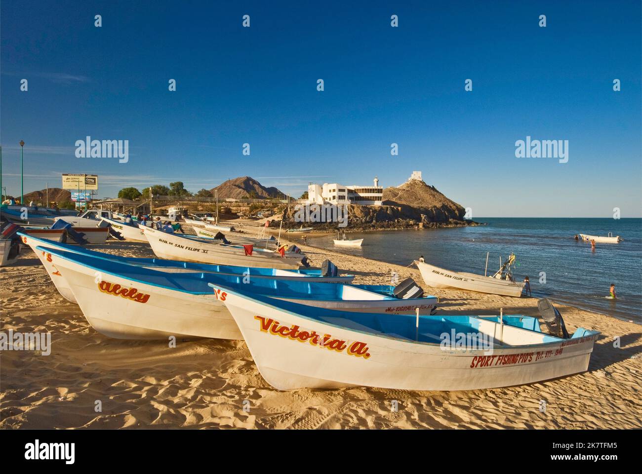 Barche sulla spiaggia a Bahia de San Felipe, Cerro el Machorro in lontananza, a San Felipe, Baja California, Messico Foto Stock