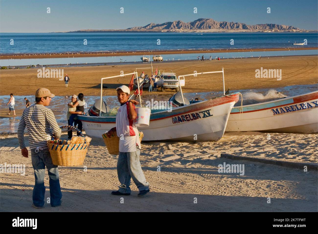 Pescatori, barche sulla spiaggia a Bahia de San Felipe, Baja California, Messico Foto Stock