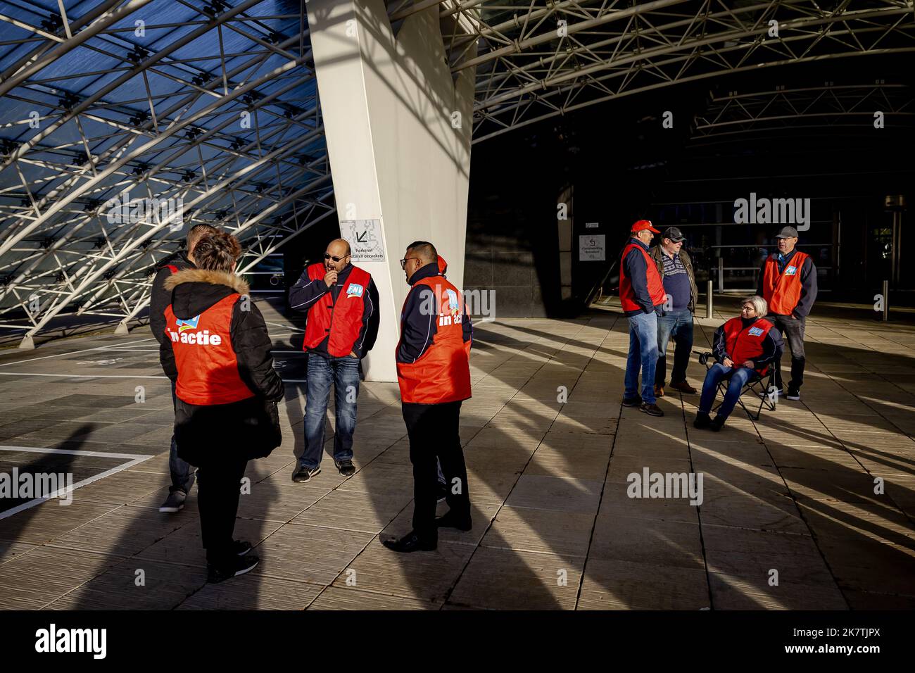 2022-10-19 09:38:17:19 UTRECHT - i membri della FNV si riuniscono per registrarsi per uno sciopero da parte dei trasporti regionali per un migliore contratto collettivo di lavoro. Nonostante gli scioperi precedenti, i conducenti di autobus e i datori di lavoro non si avvicinano. ANP ROBIN VAN LONKHUIJSEN olanda fuori - belgio fuori Foto Stock