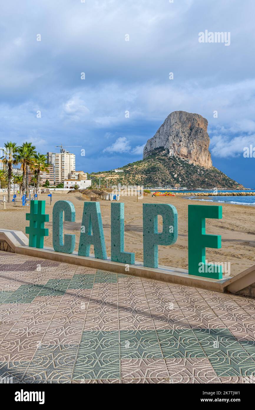 #CALPE segno chiamato Letras CALPE plastica libera, sul lungomare di Calpe (o Calp). Il affioramento di calcare dietro è la roccia di Penon de Ifach. Foto Stock