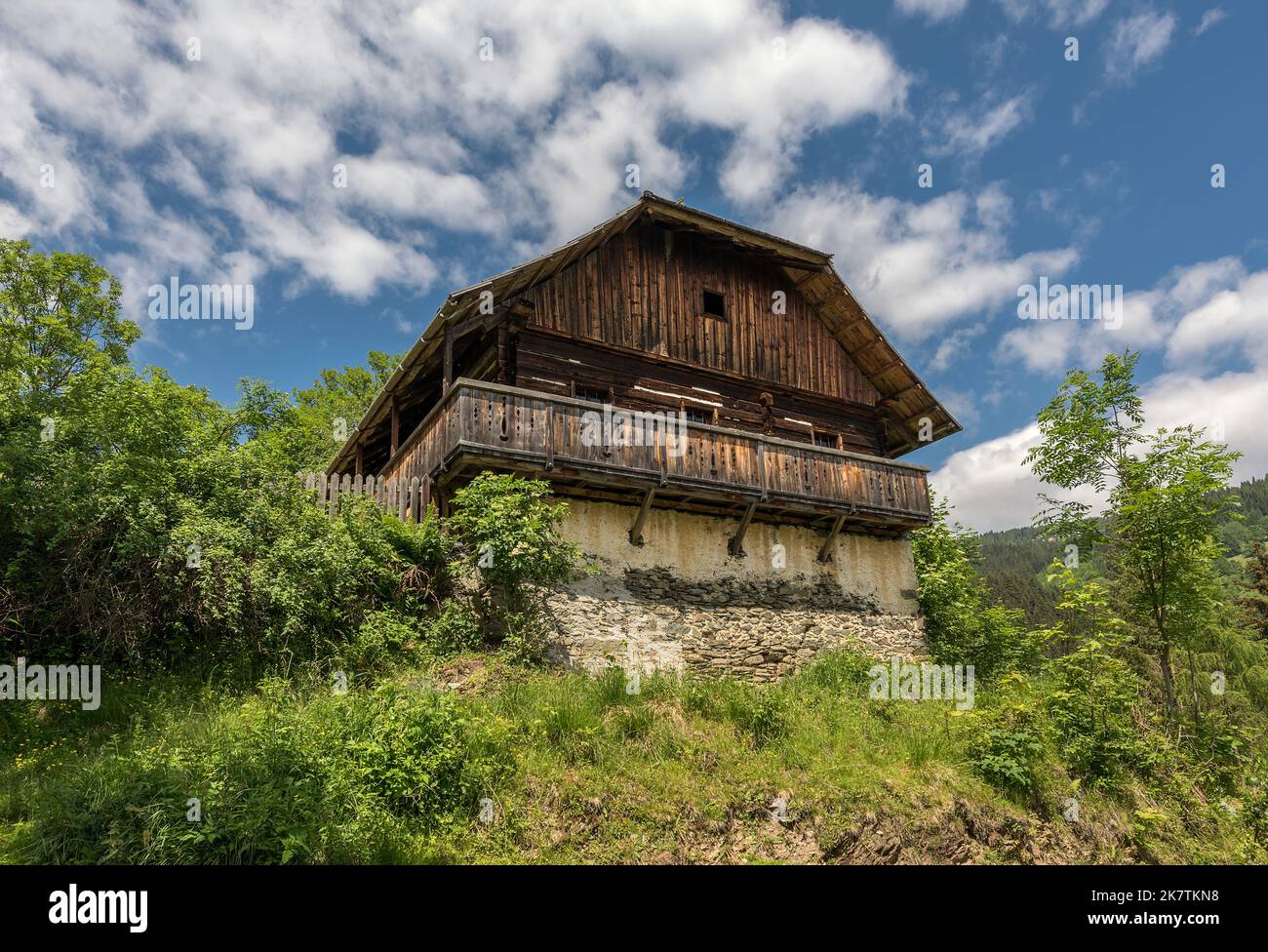 Fattoria tradizionale, alta sopra le montagne delle Alpi Gurktal, Carinzia Austria Foto Stock