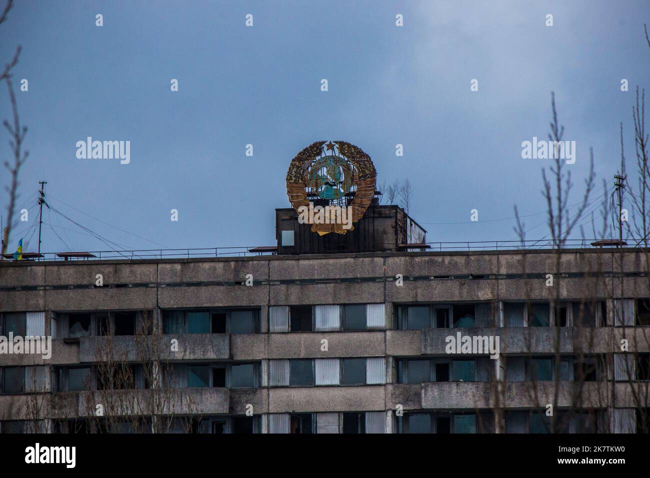 Antico emblema sovietico che domina la piazza principale di Pripyat in Ucraina Foto Stock