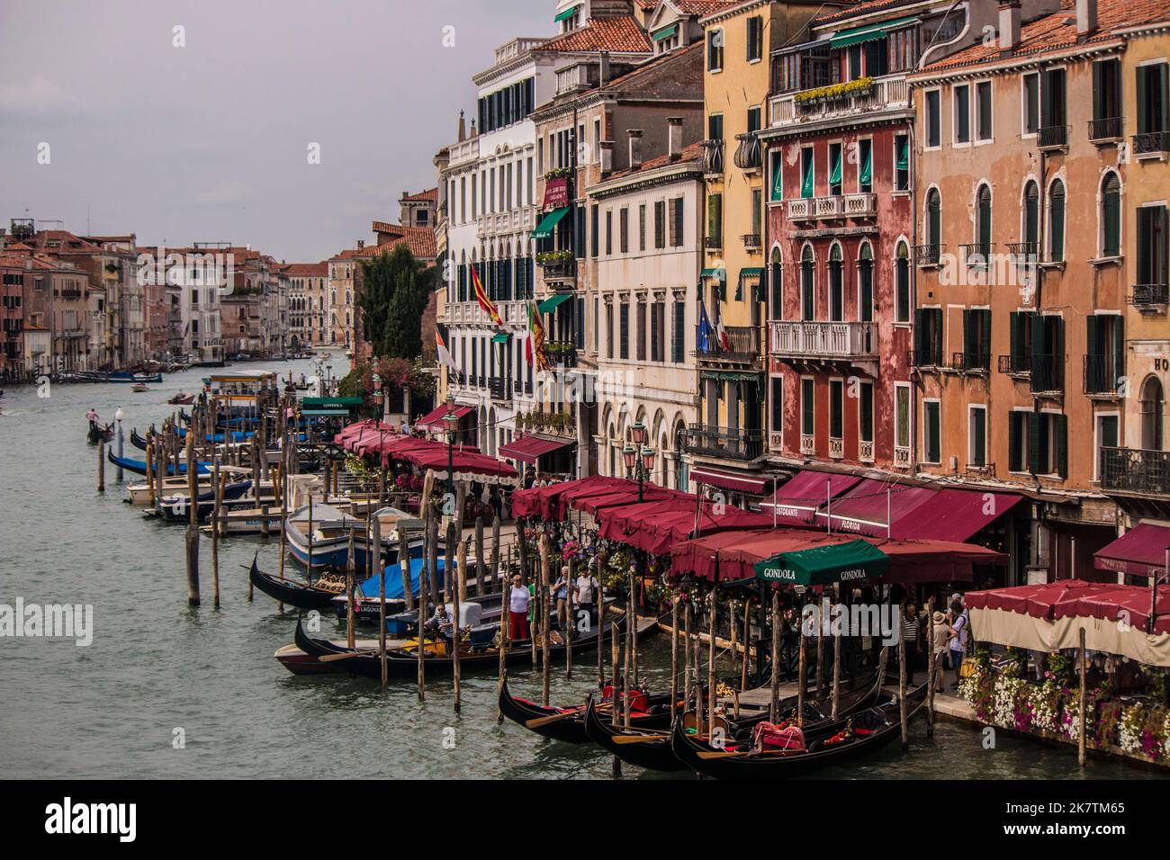 I negozi e i ristoranti lungo il grande canale di Venezia, visto dal ponte di Rialto Foto Stock