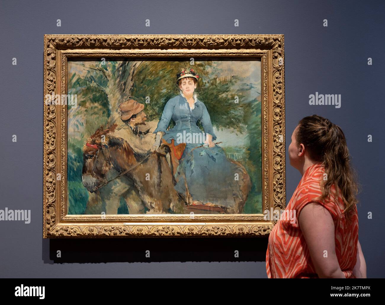 National Gallery, Londra, Regno Unito. 19 ottobre 2022. Scopri Manet & Eva Gonzalès alla National Gallery questo autunno è la prima mostra britannica ideata intorno al ritratto di Eva Gonzalès (1870) di Édouard Manet (1832-1883). Considerato come il padre del modernismo e un figurehead per gli impressionisti, Manet ebbe solo un allievo formale, Eva Gonzalès. Figlia di una scrittrice di spicco, entrò nello studio di Manet nel 1869, all'età di 21 anni. Al momento della sua morte, 14 anni dopo, dopo il parto, era diventata un'artista stabilita a suo diritto. Credit: Malcolm Park/Alamy Live News Foto Stock