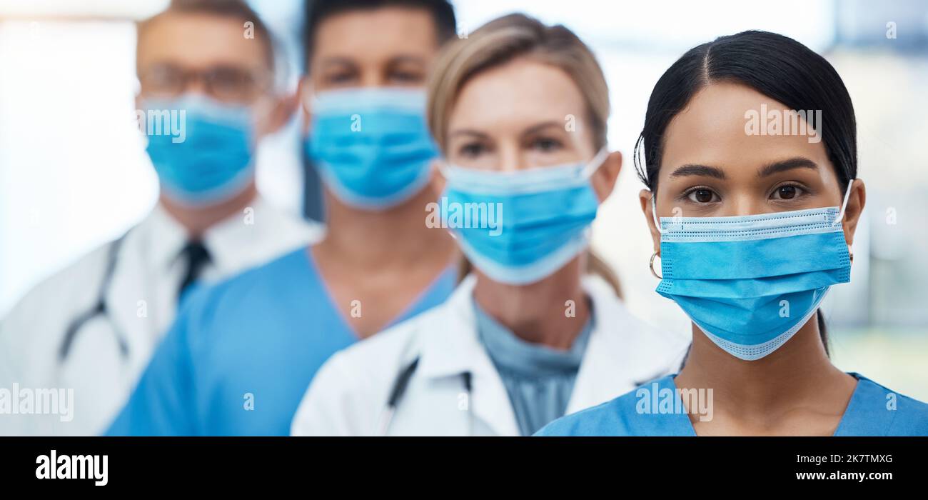 Assistenza sanitaria, assistenza e conformità da parte di un team di medici leader nell'innovazione medica durante una pandemia globale. Salute, sicurezza e maschera facciale con Foto Stock