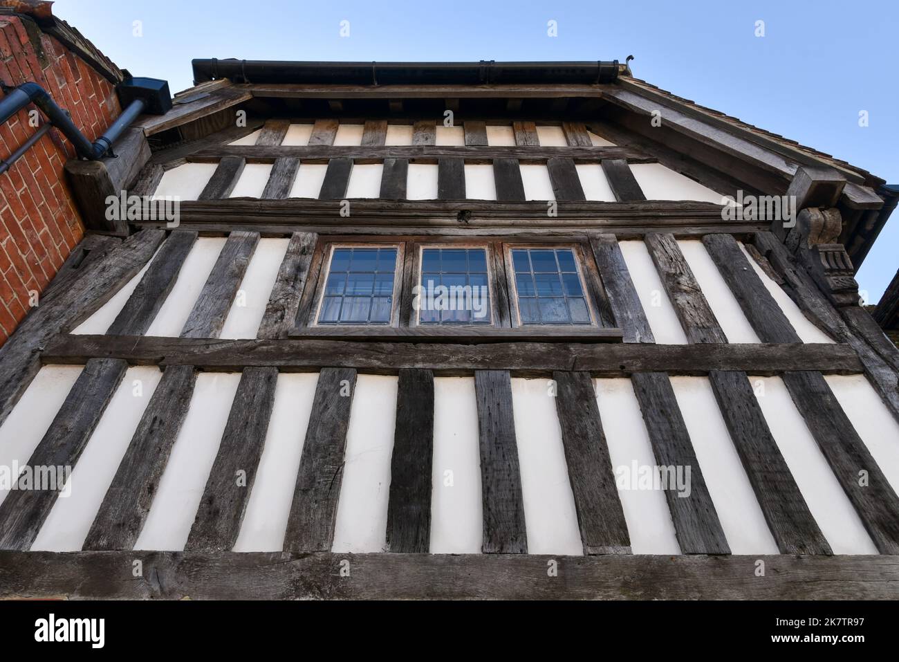 Vecchio edificio nella campagna dell'Hampshire in Inghilterra con i classici pannelli in legno Tudor. Foto Stock