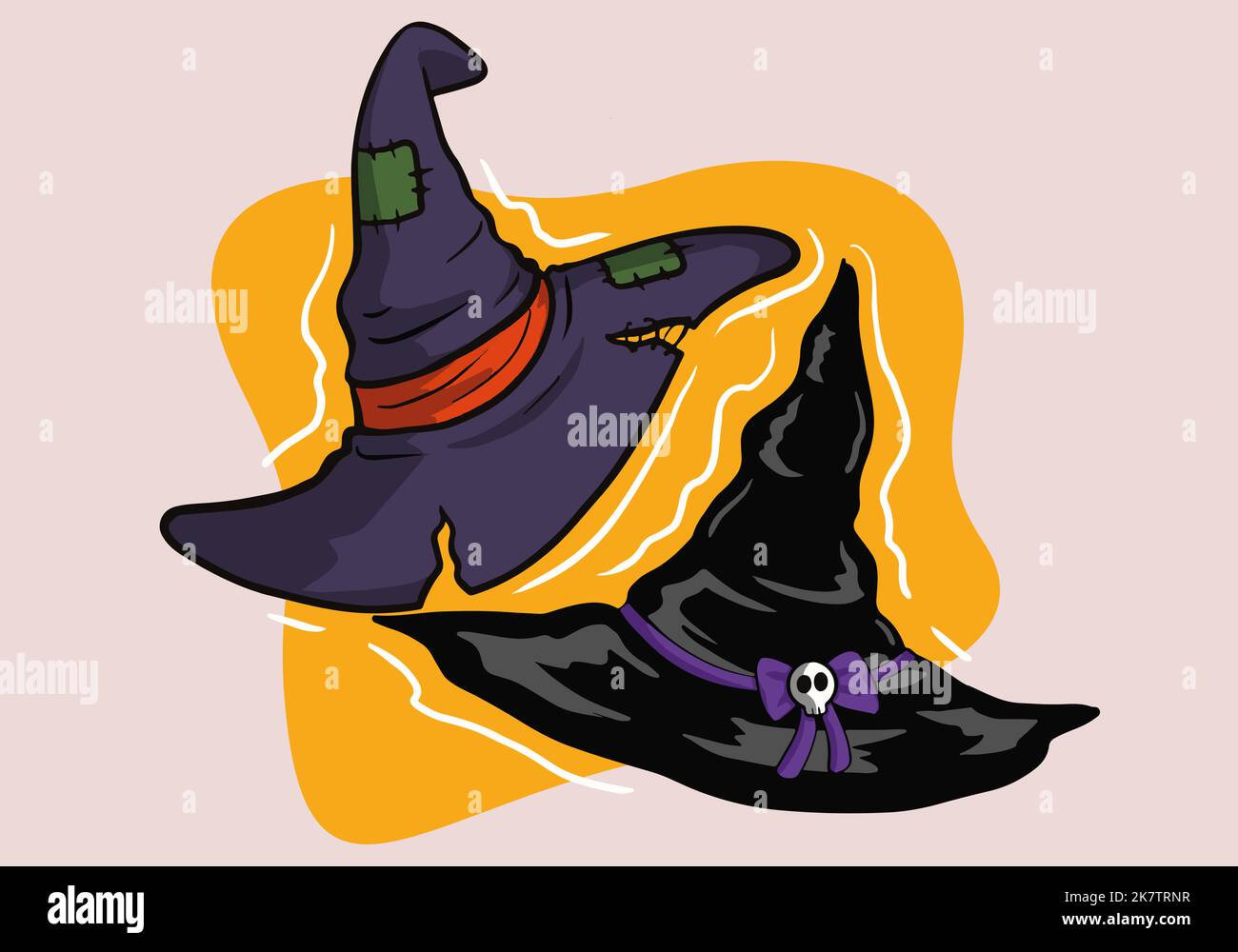 Cappello nero di strega di Halloween. Cappello con patch e nastro viola con cranio. Foto Stock