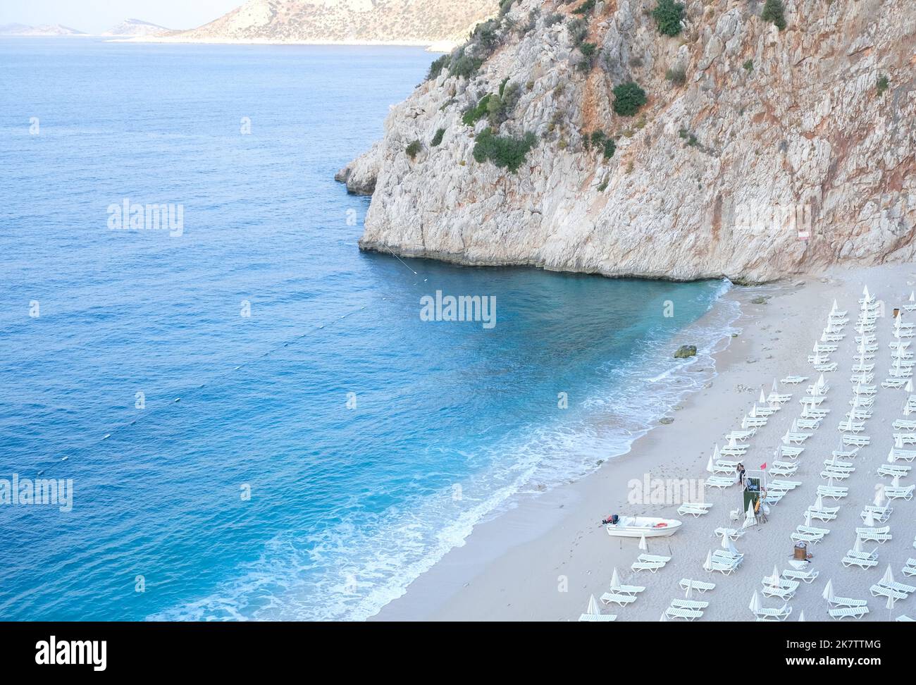 Spiaggia vuota di Kaputas a Kaş Antalya. Spiaggia vuota con mare, sabbia, lettini e rocce. Una delle spiagge più famose della Turchia. Non c'è gente in spiaggia. Foto Stock
