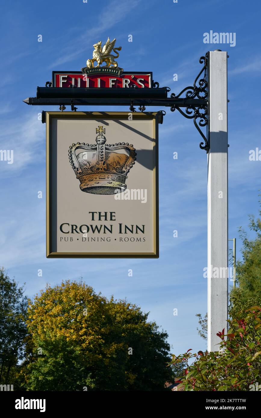 Classico segno di pub britannico, questo e' per il Crown Inn in Hampshire, Inghilterra. Foto Stock