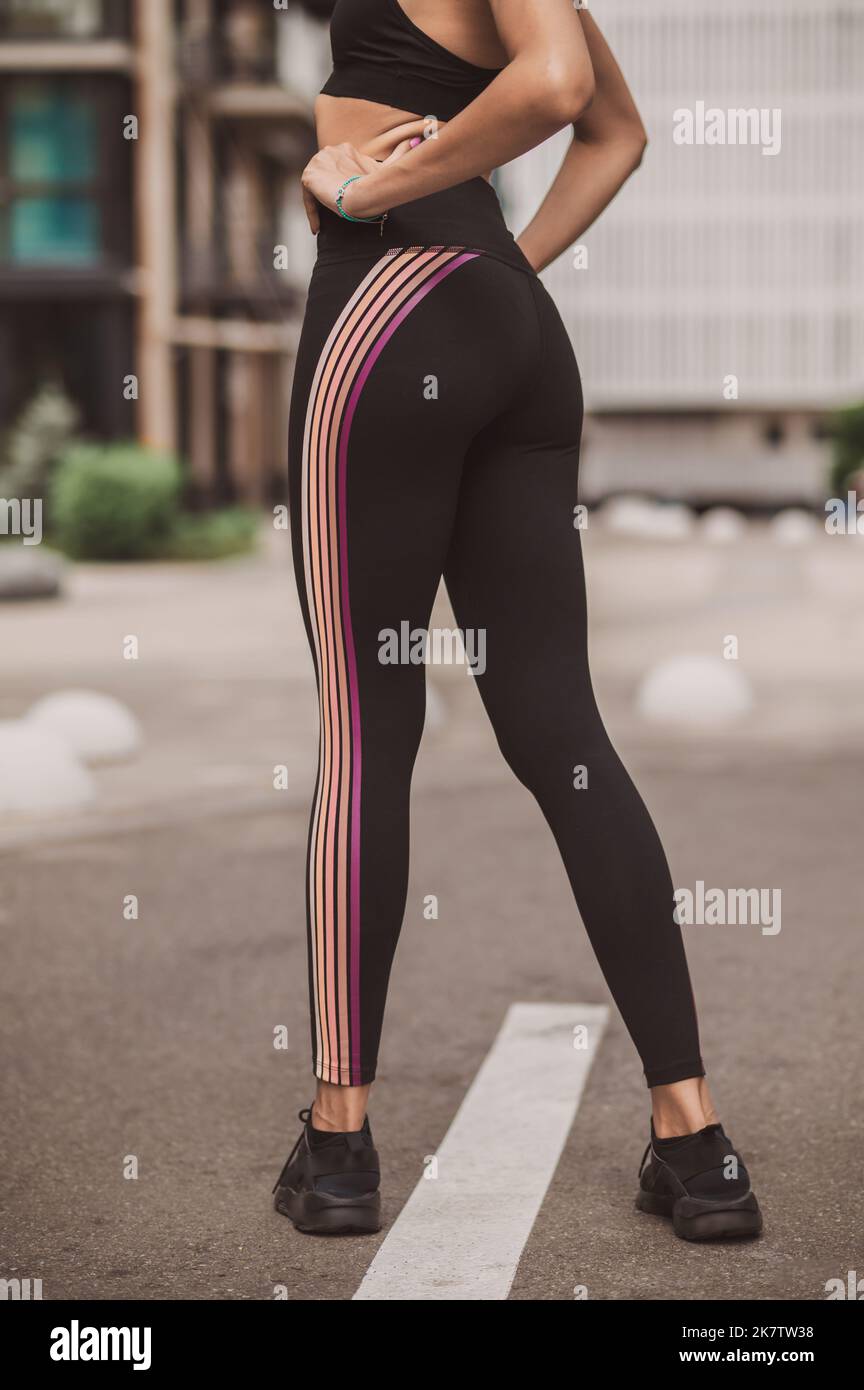 Primo piano di una donna snella e ben modellata in abbigliamento sportivo nero Foto Stock