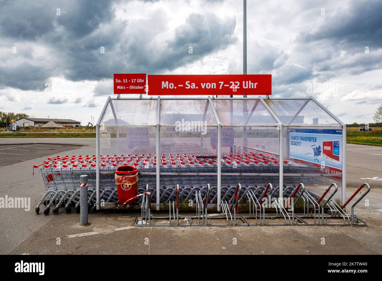 Carrelli per lo shopping in un'area parcheggio REWE Foto Stock