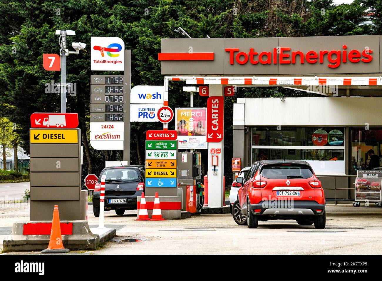 Aumento del prezzo della benzina: Stazione di servizio a energia totale a Rouen (Francia settentrionale) Foto Stock