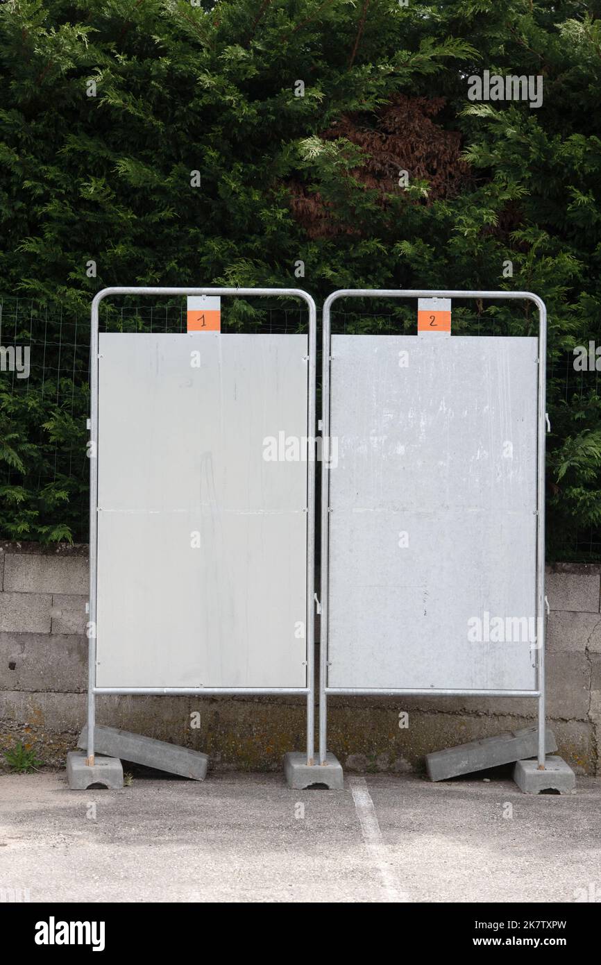 Secondo turno delle elezioni presidenziali. Bacheche senza poster elettorale, il 13 aprile 2022 Foto Stock
