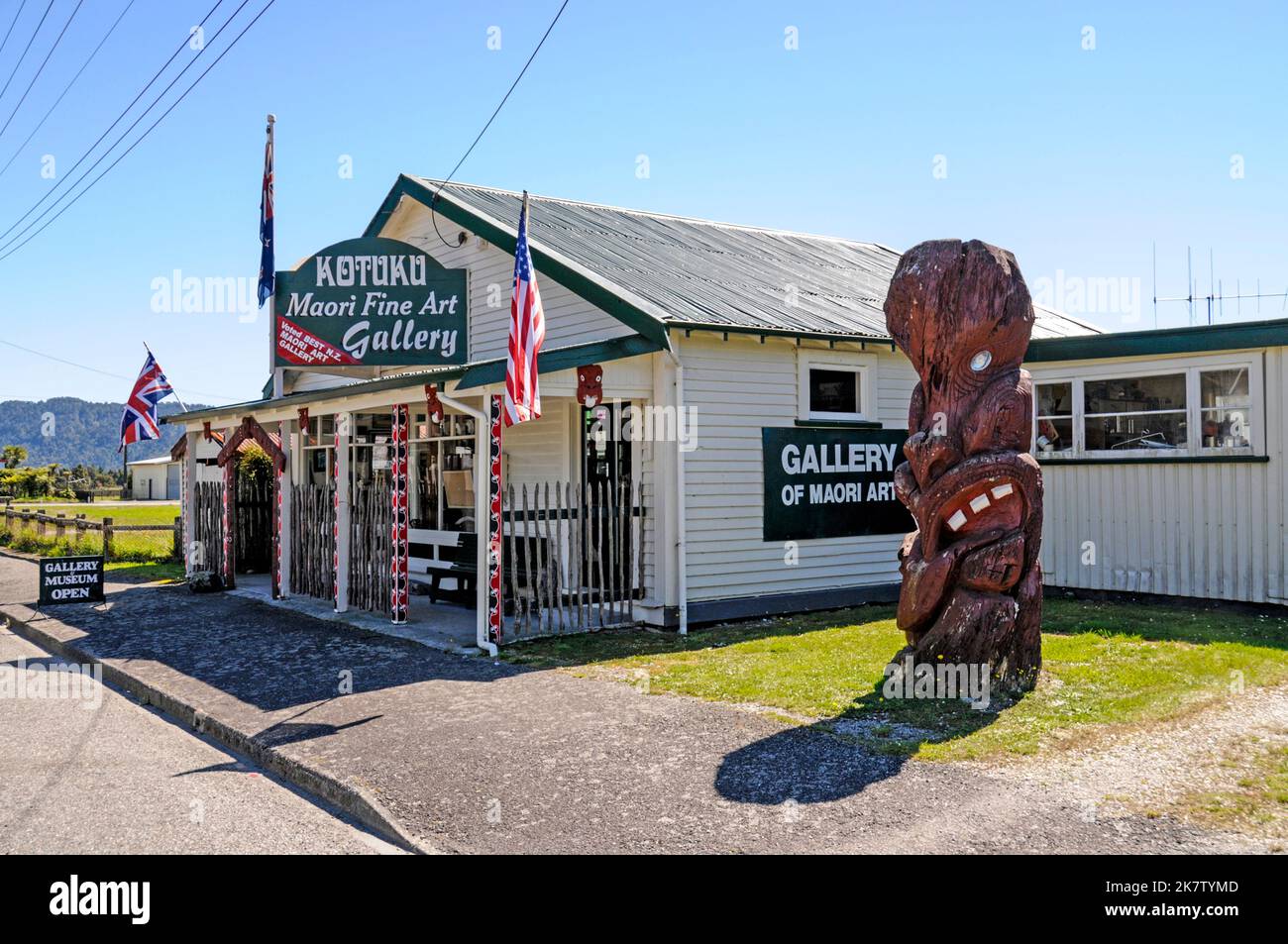 Kotuku Maori galleria d'arte e artigianato nella piccola città di Whataroa nel sud-ovest, sull'isola meridionale della Nuova Zelanda Foto Stock