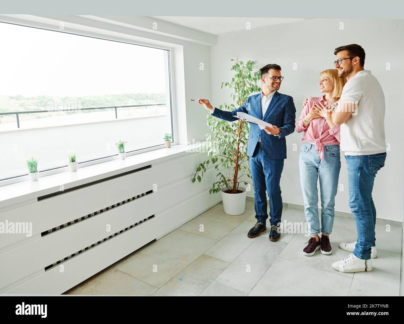 coppia casa agente immobiliare casa immobiliare business acquisto investimento appartamento accordo affare cliente acquirente nuovo prestito Foto Stock