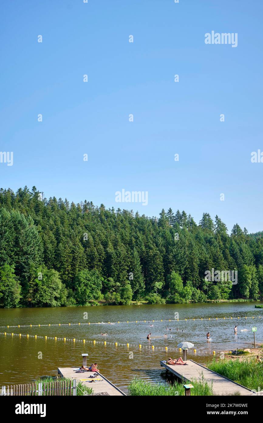 Cublize (Francia centro-orientale): lago "lac des sapins", parco ricreativo con zona nuoto sorvegliata. Nuotare e prendere il sole sulle rive del Th Foto Stock