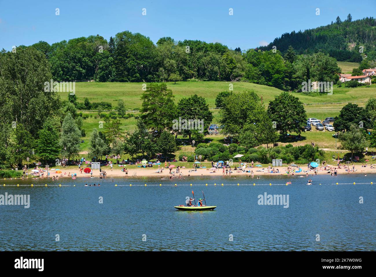 Cublize (Francia centro-orientale): lago "lac des sapins", parco ricreativo con spiaggia e zona piscina sorvegliata. Canoa a due posti sul lago Foto Stock