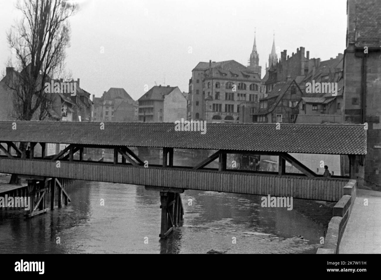 Der Henkersteg in der Nürnberger Altstadt führt über die Pegnitz, Nürnberg um 1957. Il ponte Henkersteg nel centro storico di Norimberga conduce sul fiume Pegnitz, Norimberga, intorno al 1957. Foto Stock