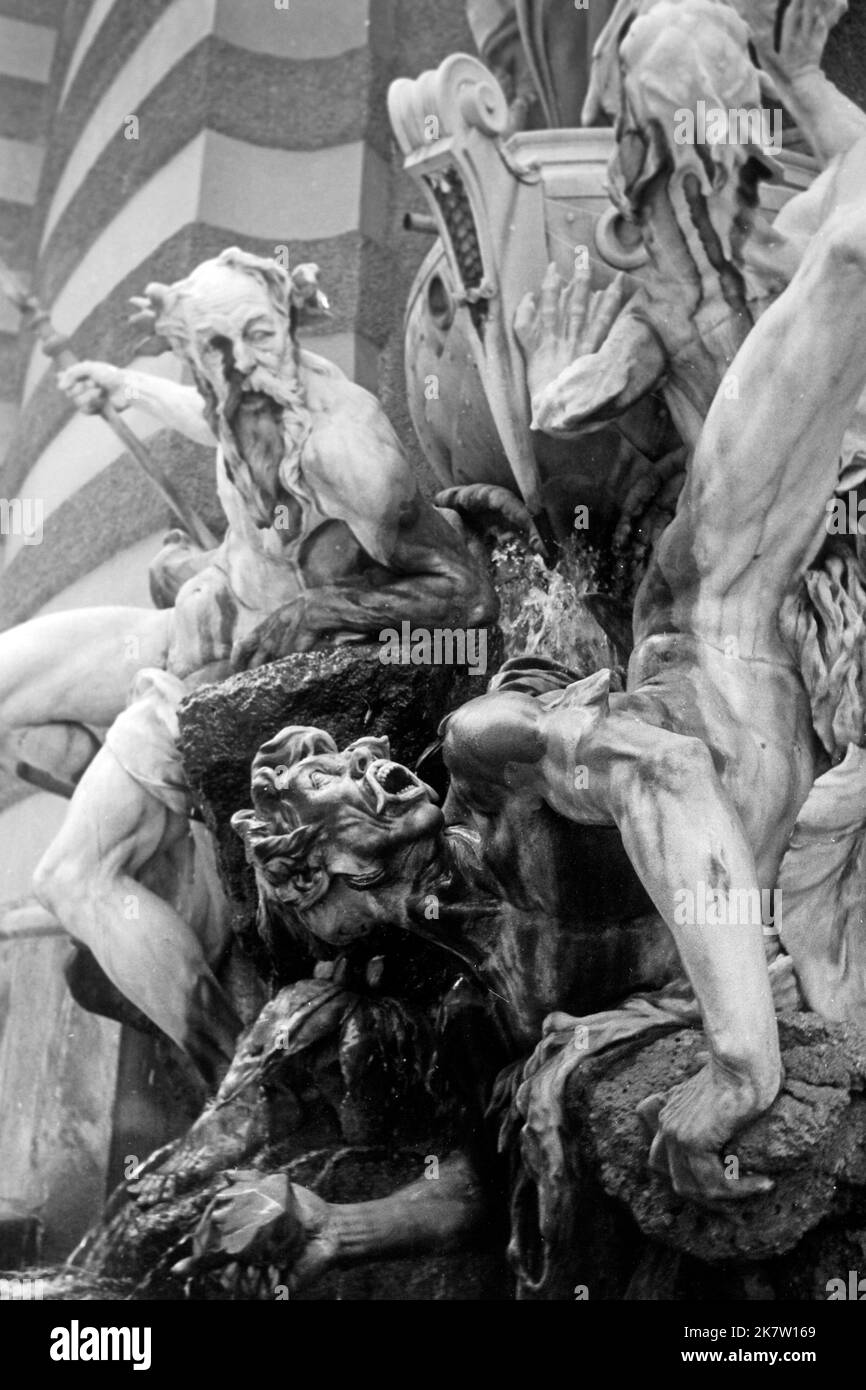 Handel mit Waren im Bereich im Bereich, um 1962. Figura della fontana di Rudolf Weyr intitolata il potere del mare a Michaelerplatz, intorno al 1962. Foto Stock
