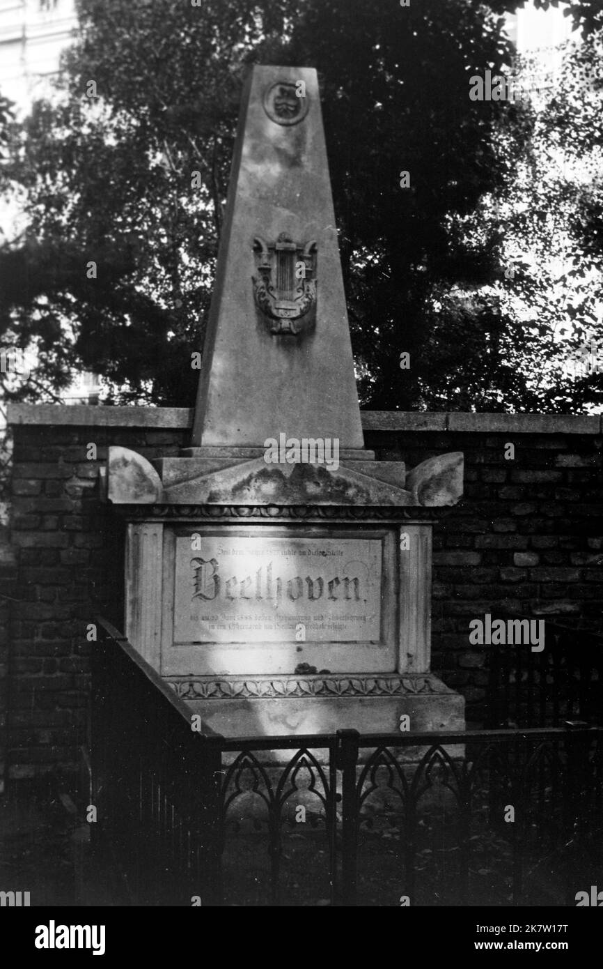 Das erste Grab Ludwig van Beethovens im Währinger Schubertpark, ehemaliger Ostfriedhof, um 1962. La prima tomba di Ludwig van Beethoven allo Schubertpark di Währing, Vienna, ex cimitero orientale, intorno al 1962. Foto Stock