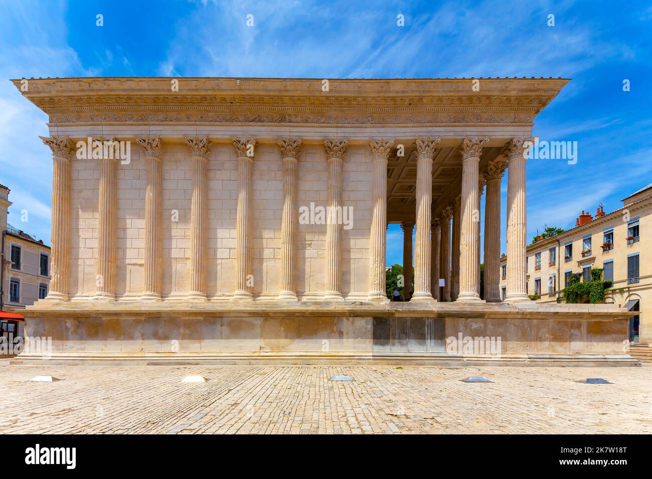 La Maison Carrée è un antico edificio a Nîmes, Francia. Si ritiene che il tempio sia stato costruito intorno al 19BC, commissionato da Marcus Agri Foto Stock