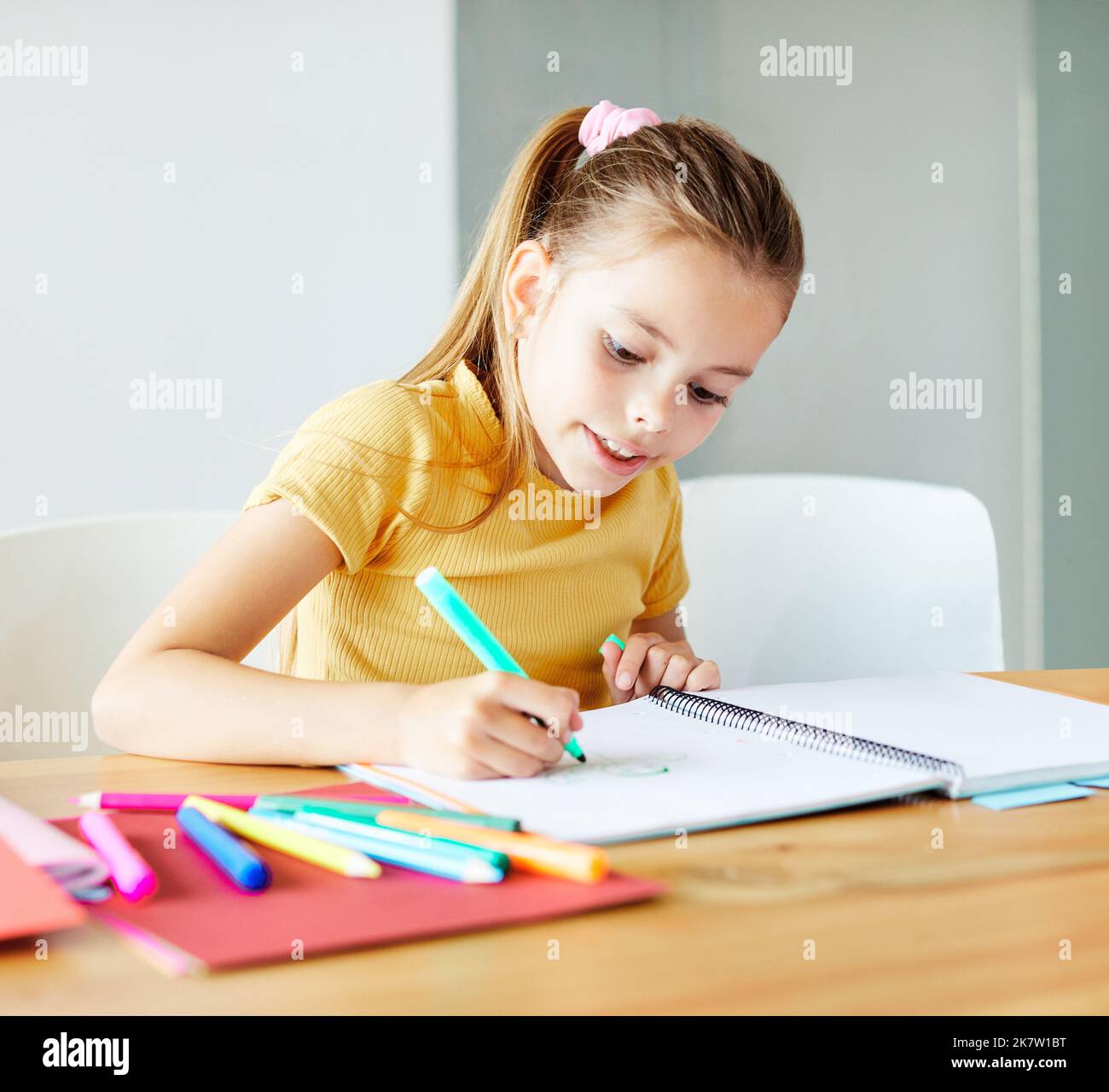 bambino casa lavoro istruzione classe imparare colore colorazione bambino ragazza scuola d'infanzia da solo Foto Stock