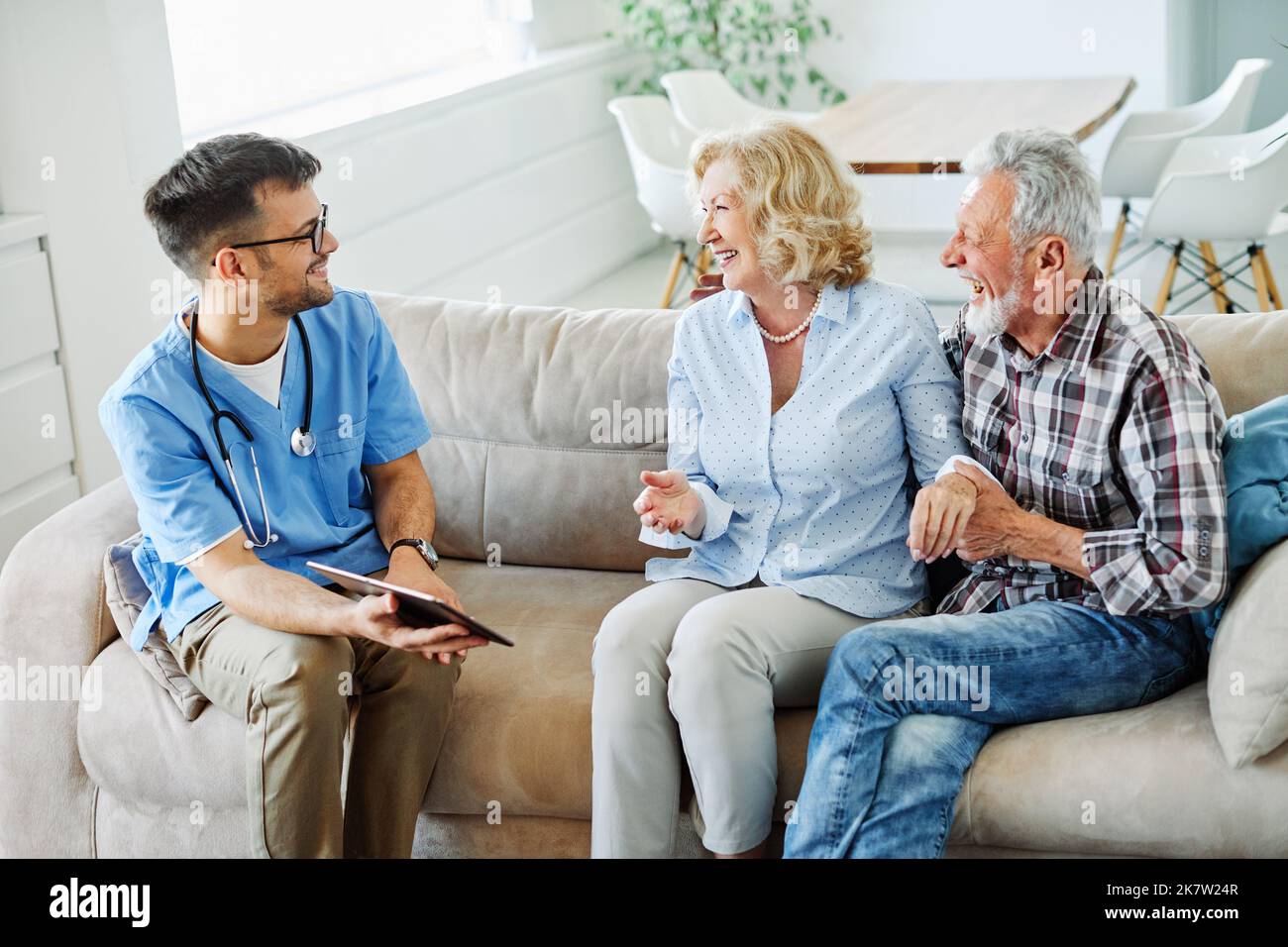 medico infermiere cura coppia anziano caregiver aiuto assistenza pensione casa infermieristica anziano uomo donna assicurazione Foto Stock