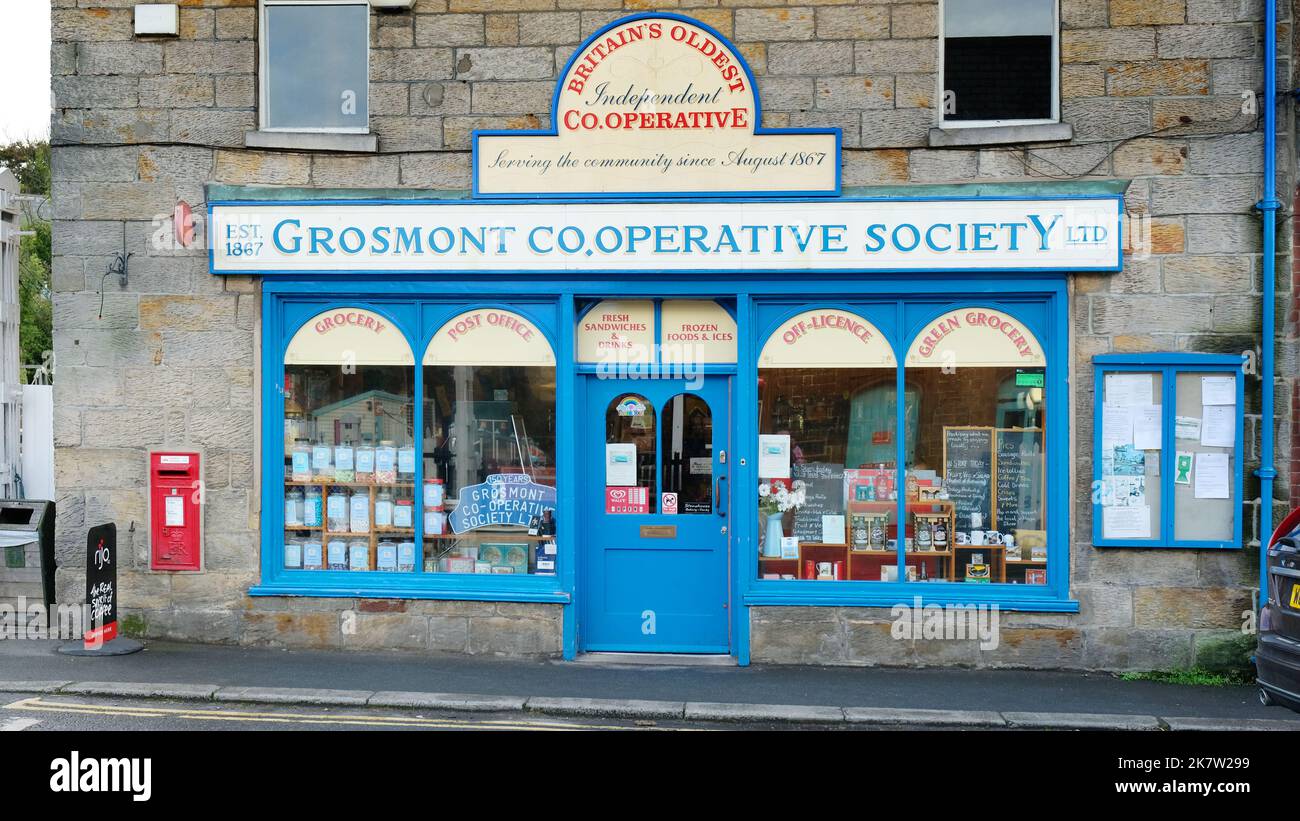 EXR=Vista anteriore di Grosmont co op, North Yorkshire, UK - John Gollop Foto Stock